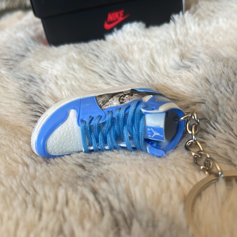 Air Jordan I Mid “Last Shot” Keychain - Picture 7 of 9